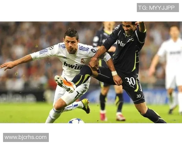 三位足球明星动漫女孩并肩作战展现青春活力与竞技风采 三位足球明星动漫女孩并肩作战展现青春活力与竞技风采