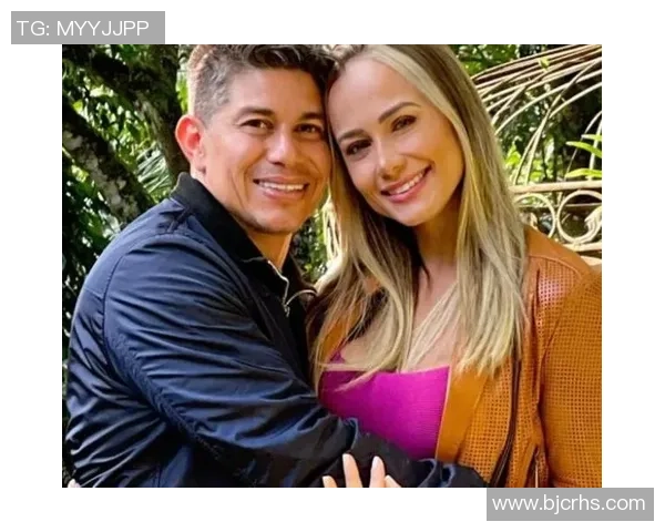 与足球明星亲密合照的女生性格解析及背后故事揭秘