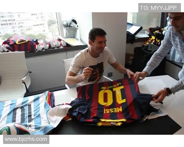 众多球星亲笔签名足球珍藏品汇聚 展现足球历史荣耀与传奇 众多球星亲笔签名足球珍藏品汇聚 展现足球历史荣耀与传奇