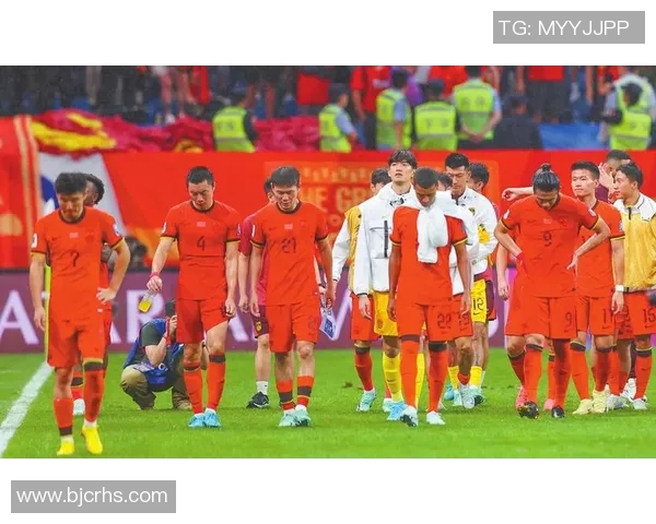 外国球星观赛中国足球比赛 热议中国足球发展与未来潜力