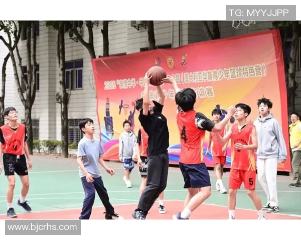 篮球球星走进足球场亲临比赛现场展现独特风采与激情