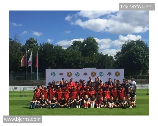 街头足球激情四溢 球星与街头少年共踢梦想与荣耀